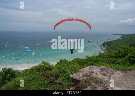 Gleitschirmfliegen an der Küste der thailändischen Insel Koh Lan in der Nähe des Pattaya District Chonburi in Thailand Asien Stockfoto