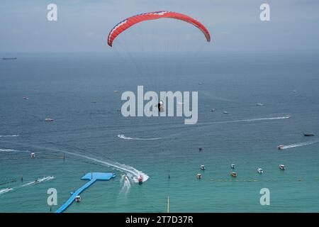 Gleitschirmfliegen an der Küste der thailändischen Insel Koh Lan in der Nähe des Pattaya District Chonburi in Thailand Asien Stockfoto