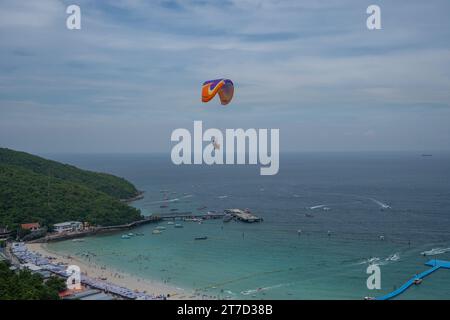 Gleitschirmfliegen an der Küste der thailändischen Insel Koh Lan in der Nähe des Pattaya District Chonburi in Thailand Asien Stockfoto