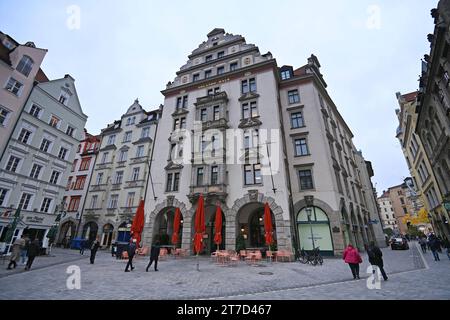 Das Orlando Haus am Platzl in München mit der Wohnung von Star Koch Alfons SCHUHBECK im obertsen Geschoss. *** Das Orlando Haus am Platzl in München mit der Wohnung von Sternekoch Alfons SCHUHBECK im obersten Stockwerk Credit: Imago/Alamy Live News Stockfoto