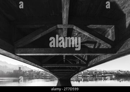 Weitwinkelblick von unterhalb der Brücke in Saint-Sylvestre-sur-Lot, Lot-et-Garonne, Frankreich Stockfoto