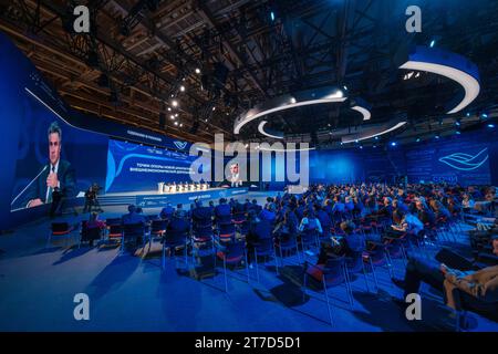 Moskau - 19. Oktober 2023: Geschäftsleute nehmen an einer globalen Konferenz im blau beleuchteten Auditorium im Made in Russia Export Forum Teil Stockfoto