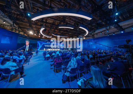 Moskau - 19. Oktober 2023: Geschäftsleute nehmen an einer globalen Konferenz im blau beleuchteten Auditorium im Made in Russia Export Forum Teil Stockfoto