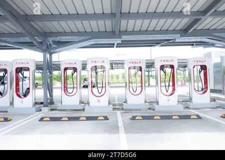 Tesla Supercharger 250 kW Dockingstation für Hochgeschwindigkeitsfahrzeuge der Marke tesla EV Car Charge Open Service in Bangkok, THAILAND, 09. November 2023. Stockfoto