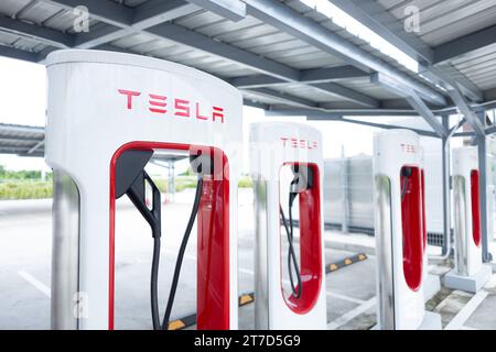 Tesla Supercharger 250 kW Dockingstation für Hochgeschwindigkeitsfahrzeuge der Marke tesla EV Car Charge Open Service in Bangkok, THAILAND, 09. November 2023. Stockfoto