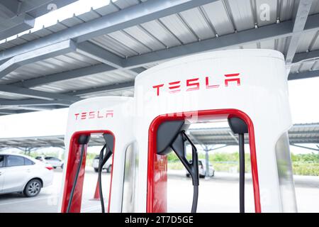 Tesla Supercharger 250 kW Dockingstation für Hochgeschwindigkeitsfahrzeuge der Marke tesla EV Car Charge Open Service in Bangkok, THAILAND, 09. November 2023. Stockfoto