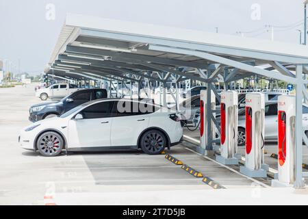 Tesla EV-Autoladung am Tesla Supercharger 250 kW Dock Batterie Schnellladestation Parkservice in Bangkok, THAILAND, 09. November 2023. Stockfoto