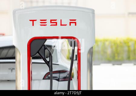 Tesla Supercharger 250 kW Dockingstation für Hochgeschwindigkeitsfahrzeuge der Marke tesla EV Car Charge Open Service in Bangkok, THAILAND, 09. November 2023. Stockfoto