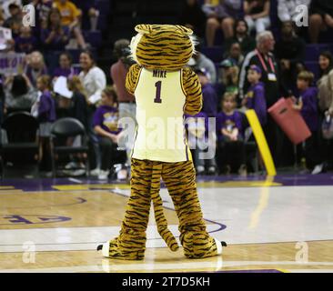 Baton Rouge, USA. November 2023. Das Maskottchen der LSU Lady Tigers Mike the Tiger ist am Dienstag, den 14. November 2023, während eines Basketballspiels im Pete Maravich Assembly Center in Baton Rouge, Louisiana, auf dem Platz. (Foto: Peter G. Forest/SIPA USA) Credit: SIPA USA/Alamy Live News Stockfoto