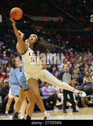 Baton Rouge, USA. November 2023. LSU Lady Tigers Stürmer Angel Reese (10) schießt einen Layup während eines Basketballspiels für Frauen im Pete Maravich Assembly Center in Baton Rouge, Louisiana am Dienstag, den 14. November 2023. (Foto: Peter G. Forest/SIPA USA) Credit: SIPA USA/Alamy Live News Stockfoto