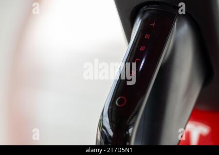 Tesla Supercharger 250 kW Dockingstation für Hochgeschwindigkeitsfahrzeuge der Marke tesla EV Car Charge Open Service in Bangkok, THAILAND, 09. November 2023. Stockfoto