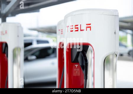 Tesla Supercharger 250 kW Dockingstation für Hochgeschwindigkeitsfahrzeuge der Marke tesla EV Car Charge Open Service in Bangkok, THAILAND, 09. November 2023. Stockfoto