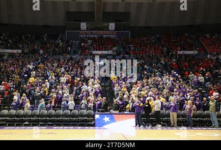 Baton Rouge, USA. November 2023. Die LSU Lady Tigers Faithful rezitieren die Nationalhymne während eines Basketballspiels im Pete Maravich Assembly Center in Baton Rouge, Louisiana am Dienstag, den 14. November 2023. (Foto: Peter G. Forest/SIPA USA) Credit: SIPA USA/Alamy Live News Stockfoto