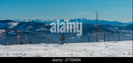 Fantastische Aussicht auf die Tatra-Berge von Wierch Wiselka in der Nähe des Barania Gora Hügels im Winter Beskiden Slaski Berge in Polen Stockfoto