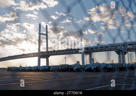 Tokio. November 2023. Dieses am 14. November 2023 aufgenommene Foto zeigt ein Vertriebszentrum für den Automobilaussenhandel in Yokohama, Japan. Japans Wirtschaft schrumpfte im Zeitraum von Juli bis September um 2,1 Prozent, sagte die Regierung am Mittwoch und markierte damit den ersten Rückgang seit drei Quartalen. Quelle: Zhang Xiaoyu/Xinhua/Alamy Live News Stockfoto