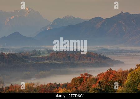 Blick von Murnau in Richtung Zugspitze, Wettersteingebirge, linkes Ester, rechtes Ammergebirge, Bayerische Alpen, Oberbayern, Deutschland Stockfoto