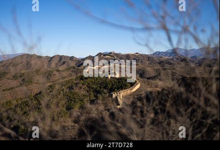 Peking, China. November 2023. Dieses am 14. November 2023 aufgenommene Foto zeigt die Chinesische Mauer in Peking, der Hauptstadt Chinas. Quelle: Li Jing/Xinhua/Alamy Live News Stockfoto