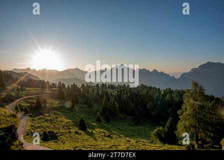 Sonnenaufgang zwischen den Gipfeln der Belluno Alpen mit Weidewiesen Sonnenaufgang auf den Belluno Dolomiten in Gossaldo Belluno Veneto Italien Europa Stockfoto
