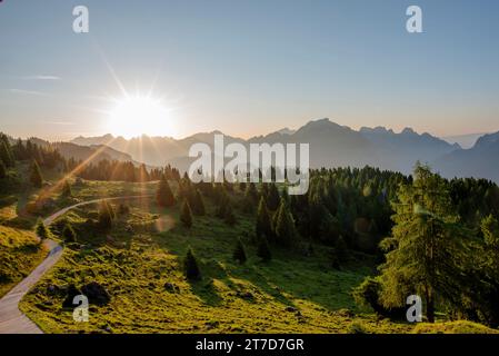 Sonnenaufgang zwischen den Gipfeln der Belluno Alpen mit Weidewiesen Sonnenaufgang auf den Belluno Dolomiten in Gossaldo Belluno Veneto Italien Europa Stockfoto