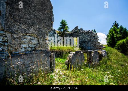 Blick auf die Ruinen der Festung Dosso Delle Somme aus dem Zweiten Weltkrieg auf dem Hochplateau Folgaria im Trentino Südtirol Italien Europa Stockfoto