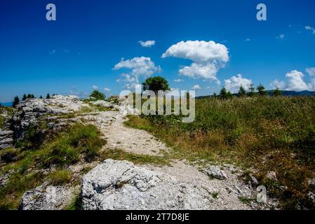 Blick auf die Ruinen der Festung Dosso Delle Somme aus dem Zweiten Weltkrieg auf dem Hochplateau Folgaria im Trentino Südtirol Italien Europa Stockfoto