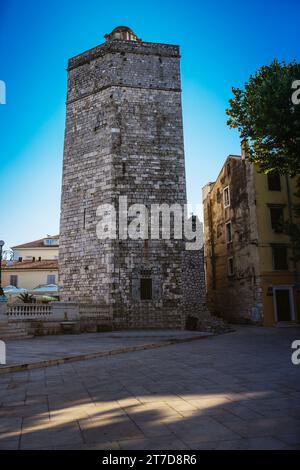 Der Turm Bablja Kula (alter Woma-Turm) befindet sich auf dem Five Wells Square (Trg PET bunara) in Zadar, Kroatien. Stockfoto