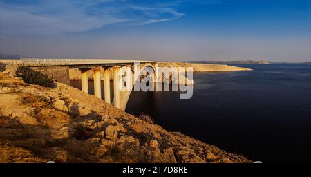 Die Brücke auf der Insel Pag ist die kroatische Insel im nördlichen Adriatischen Meer. Stockfoto