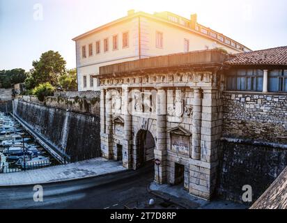 Das monumentale Landtor (Porta terraferma) Michele Sanmicheli im Jahr 1543 im Hafen Fosa, Zadar, Kroatien. Stockfoto