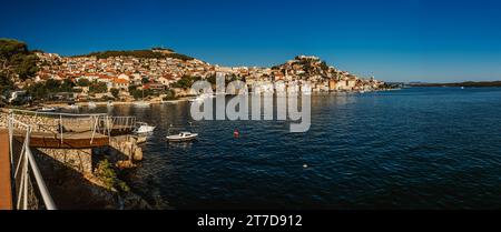 Sibenik ist eine historische Stadt in Kroatien, die sich in Mitteldalmatien befindet, wo der Fluss Krka in die Adria mündet. Sibenik ist politisch, pädagogisch, transpor Stockfoto