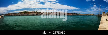 Trogir (Tragurium, Tragyrion, Trogkir, Trau) ist eine historische Stadt und ein Hafen an der Adriaküste in der kroatischen Provinz Split-Dalmatien. Stockfoto