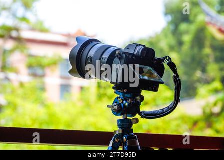 Eine professionelle spiegellose Kamera auf einem Stativ macht Aufnahmen Stockfoto