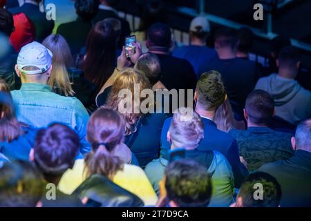 Blick auf Geschäftsleute, die ein Konzert im Stadion besuchten Stockfoto