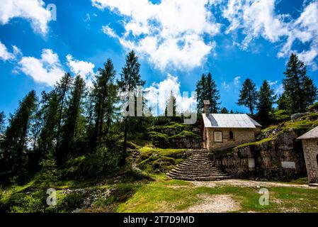 Kleine Militärkirche mit Unterschlupf aus dem Ersten Weltkrieg auf dem Berg Ortigara auf dem Asiago-Plateau Vicenza Veneto Italien Stockfoto