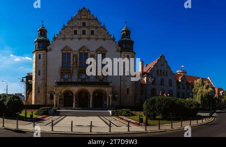 Die Adam-Mickiewicz-Universität ist eine der größten polnischen Universitäten in Posen in Westpolen. Es wurde am 7. Mai 1919 und seit 1955 eröffnet Stockfoto