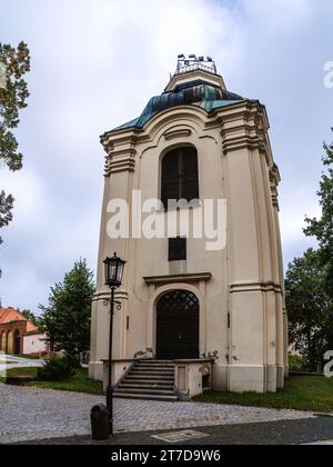 Kapelle in der Nähe der Kathedrale Basilika der Himmelfahrt der Heiligen Jungfrau Maria und St. Adalbert ist eine gotische Kathedrale in Gniezno, Polen. Stockfoto