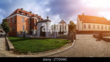 Altes Gebäude aus rotem Backstein. Gniezno ist eine Stadt im Norden Polens an den Flüssen Brda und Weichsel. Stockfoto