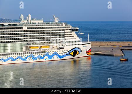 Das riesige Kreuzfahrtschiff AIDAperla (deutscher Betreiber von AIDA Cruises), gebaut in der japanischen Werft, liegt in Palma de Mallorca, Spanien, Lippenstift-Make-up-Rumpf-Lackierung Stockfoto