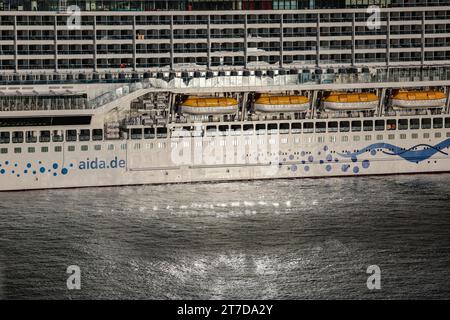 Das riesige Kreuzfahrtschiff AIDAperla (deutscher Betreiber von AIDA Cruises), gebaut in der japanischen Werft, liegt in Palma de Mallorca, Spanien, Lippenstift-Make-up-Rumpf-Lackierung Stockfoto