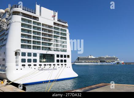 Stern des riesigen Kreuzfahrtschiffs der Norwegian Cruise Line „Epic“ (NCL) und AIDAperla (AIDA Cruises deutscher Veranstalter), die im Hafen von Palma de Mallorca, Spanien, ankern Stockfoto