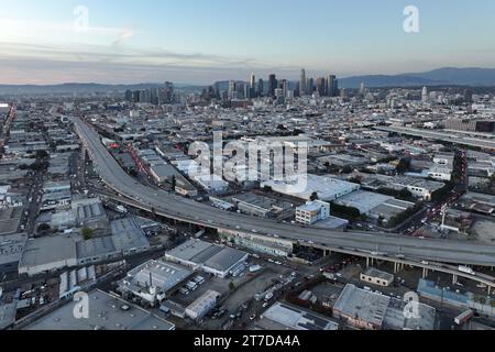 Allgemeine Luftaufnahme der Autobahnsperrung der Interstate 10 wegen Brandschäden in der Nähe der Innenstadt, Dienstag, 14. November 2023, in Los Angeles. Stockfoto