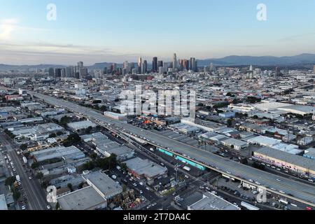 Allgemeine Luftaufnahme der Autobahnsperrung der Interstate 10 wegen Brandschäden in der Nähe der Innenstadt, Dienstag, 14. November 2023, in Los Angeles. Stockfoto