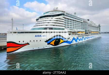 Das riesige Kreuzfahrtschiff AIDAperla (deutscher Betreiber von AIDA Cruises), gebaut in der japanischen Werft, im Hafen von Ostende, Belgien, mit Lippenstift-Make-up-Rümpfe Stockfoto