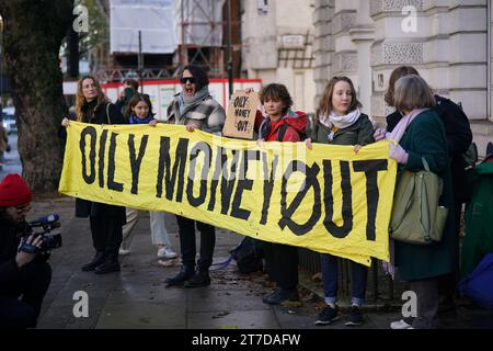 Aktivisten vor dem Westminster Magistrates' Court in London, wo die Umweltaktivistin Greta Thunberg wegen Nichteinhaltung einer Bedingung gemäß Section 14 des Public Order Act angeklagt wird. Der 20-Jährige wurde am 17. Oktober in der Nähe des InterContinental Hotels in Mayfair verhaftet, während er gegen das Energy Intelligence Forum protestierte. Bilddatum: Mittwoch, 15. November 2023. Stockfoto