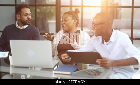 Drei afrikanische Geschäftsleute im Büro Stockfoto