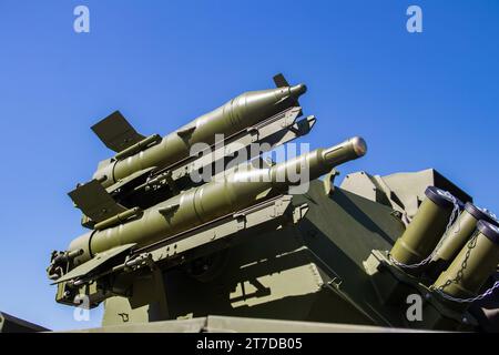 Modernes, ausgeklügeltes Luftabwehrraketensystem und Raketen auf selbstfahrender Abwehrwaffe, die auf der internationalen Waffenmesse in Belgrad enthüllt wurden Stockfoto