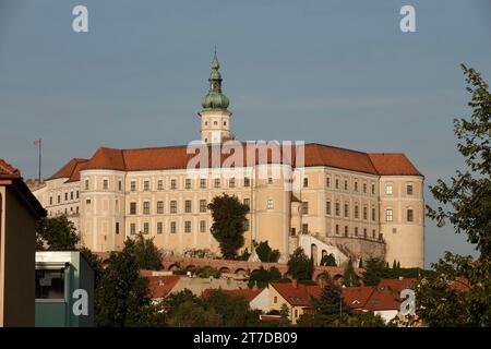 Schloss Mikulov, Blick von Westen aus von der Brücke über 28. Rijna Street. Das Schloss Mikulov befindet sich in der südmährischen Region im Bezirk Stockfoto