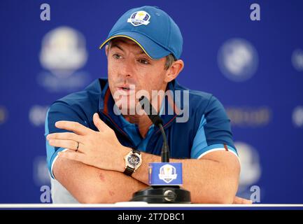 Aktenfoto vom 09/23 von Rory McIlroy. Rory McIlroy hat seine Rolle als Regisseur im Policy Board der PGA Tour aufgegeben. Die zweite Weltspitze McIlroy hatte am Dienstag vor der DP World Tour Championship in Dubai mit den Medien über die laufenden Diskussionen zur Gestaltung der Zukunft des Profi-Golfsports für Männer gesprochen, gab aber zu, dass er nicht gerne an diesen Gesprächen teilgenommen habe. Ausgabedatum: Mittwoch, 15. November 2023. Stockfoto