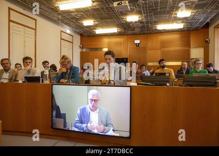 Brüssel, Belgien November 2023. Abbildung zeigt eine Sitzung der Kommission Energie, Umwelt und Klima im Brüsseler parlament am Mittwoch, den 15. November 2023. Der jüngste Fall von PFAS-Verschmutzung im Wasser wird erörtert. BELGA FOTO HATIM KAGHAT Credit: Belga News Agency/Alamy Live News Stockfoto