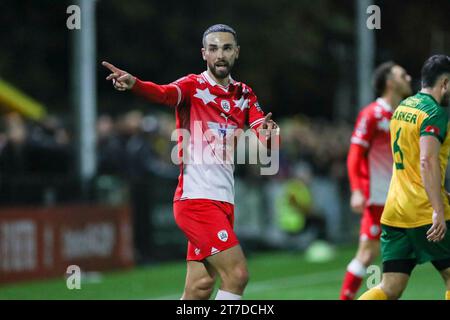 Horsham, Großbritannien. November 2023. Barnsley Mittelfeldspieler Adam Phillips (30) Gesten während des 1. Rundenspiels Horsham FC gegen Barnsley FC Emirates FA Cup im Camping World Community Stadium, Horsham, England, Vereinigtes Königreich am 14. November 2023 Credit: Every Second Media/Alamy Live News Stockfoto