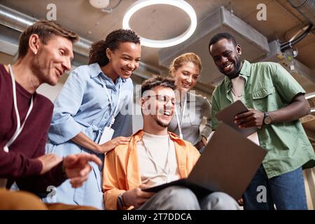Low-Winkels-Ansicht von Geschäftsleuten, die mit Online-Projekten im Team arbeiten Stockfoto